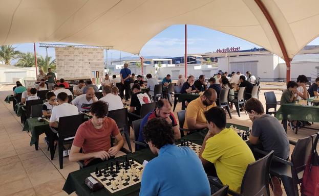Doble sesión de ajedrez con una partida simultánea en la Plaza de Colón y el torneo rápido en Parque Almenara
