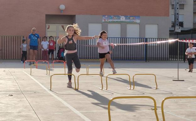 'Jugando al atletismo' arranca con muy buena acogida en el colegio Sagrado Corazón y en la pedanía de La Paca