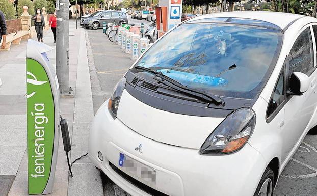 ¿Te pueden multar por aparcar en un punto de recarga para coches eléctricos?