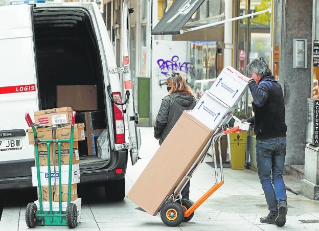 Los repartos urbanos se estancan y caen las ventas de furgonetas nuevas en la Región de Murcia