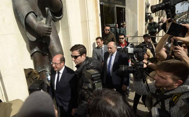 Pedro Antonio Sánchez se sienta en el banquillo