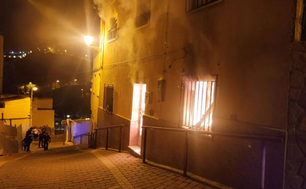 Dos heridos en el incendio de una vivienda en Lorca