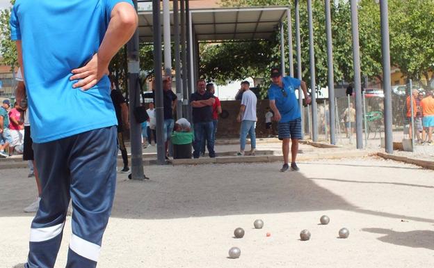 Las pistas de San Diego acogen el Trofeo de Feria de Petanca con 54 dupletas absolutas, 3 de juveniles y 2 de féminas