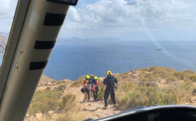 Trasladan en helicóptero a una senderista de 54 años herida en La Azohía