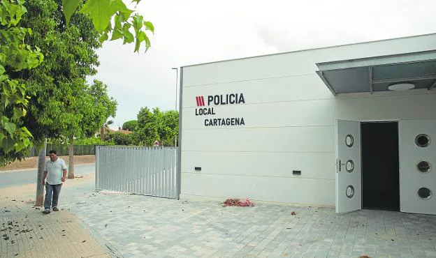 A neighbor passes in front of the new Pozo Estrecho Local Police headquarters, in an image taken a few days ago. 