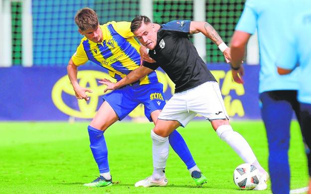El líder da otro golpe en Cádiz y completa un primer mes perfecto