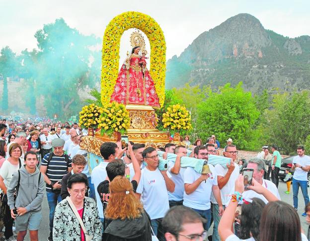 La Patrona de Cieza desafía a la lluvia en su regreso a la ermita