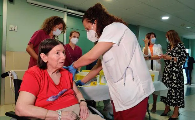 A nurse administers the flu and Covid vaccine to an elderly woman, this Monday, in a residence in Murcia.