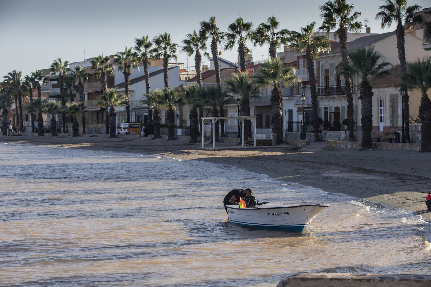 Las intensas lluvias tiñen de marrón el Mar Menor