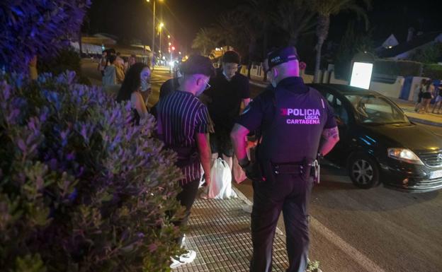 El cerco policial concentró el botellón junto al centro comercial Rambla y «redujo los incidentes» en Cartagena