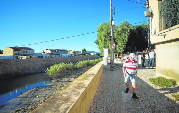 Vecinos de El Raal anuncian una protesta después de año y medio sin puente en El Secano