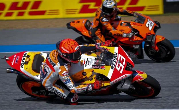 Marc Márquez and Raúl Fernández, in the qualifying session for the Thai GP. 