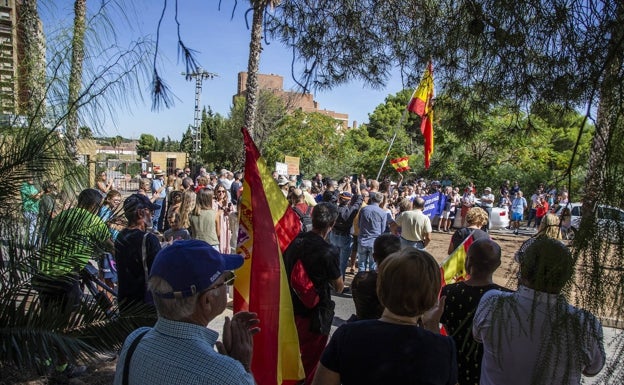 Cien personas protestan ante el Hospital Naval de Cartagena para evitar que sea un lugar de acogida para extranjeros