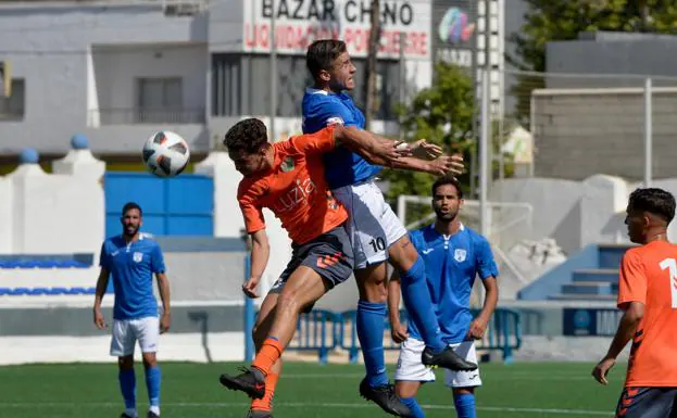 Dani Aquino jumps with a rival, this Sunday at El Pitín.