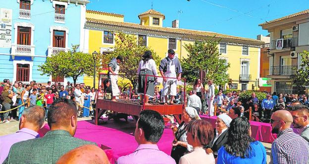 La fuente del vino ya luce en la plaza de España de Bullas