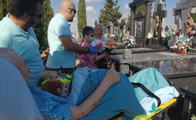 La Ambulancia del Deseo lleva a un cartagenero a visitar su panteón familiar en Cuenca