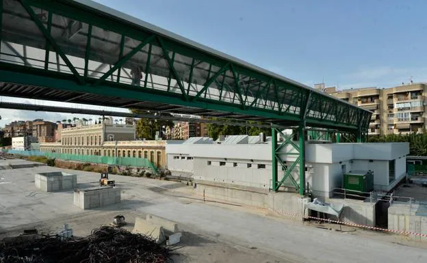 The building on the right houses the provisional station for the arrival of the AVE and to serve the rest of the trains while the new Murcia railway terminal is being built. 