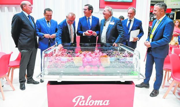 Antonio Garamendi (c), with José María Albarracín (2nd i), during his visit to the exhibitor of the Murcian firm Paloma at Fruit Attraction. 