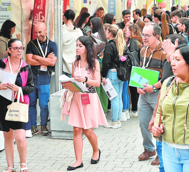 La Feria de Empleo de Murcia atrae a cientos de interesados en una salida profesional