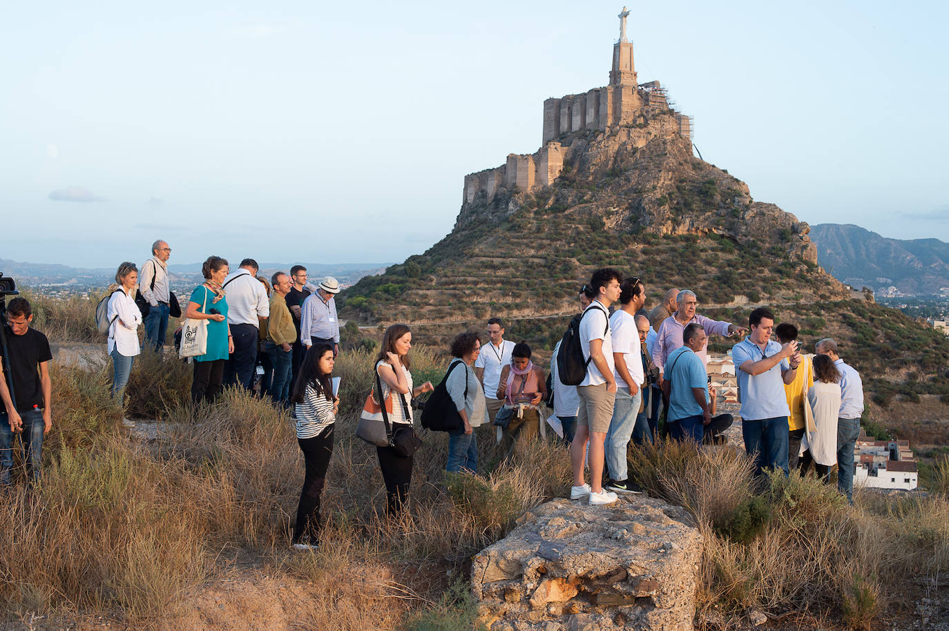 Arqueólogos de todo el mundo visitan el Castillejo de Monteagudo, en imágenes