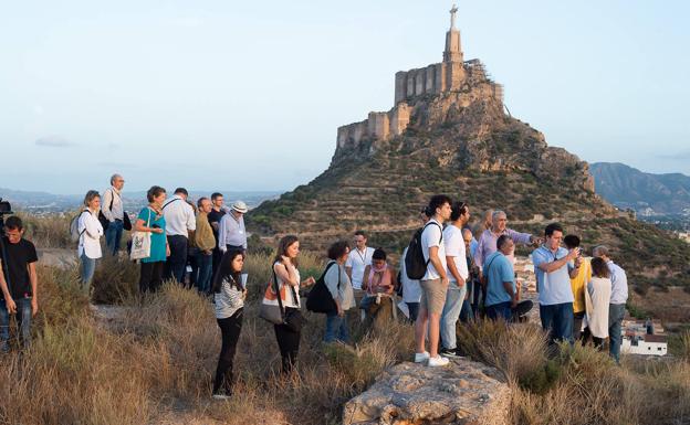 Arqueólogos de todo el mundo visitan el Castillejo de Monteagudo