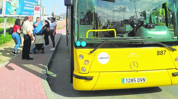 Viajeros y chóferes de varias rutas de pedanías de Murcia denuncian «saturación y averías frecuentes»