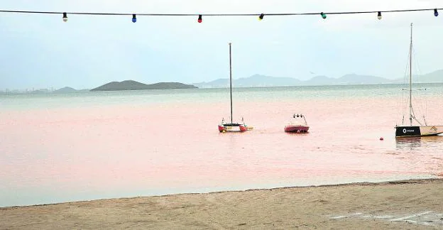 The Mar Menor once again received water from the boulevards in Los Alcázares and drag from the waterspout that swept the coastline of the lagoon yesterday. 