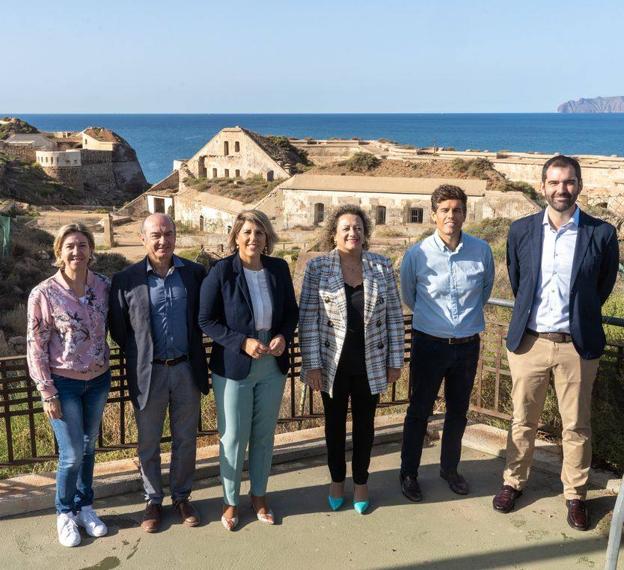 El arreglo de la senda que une las baterías y Cala Cortina abrirá otro mirador al mar