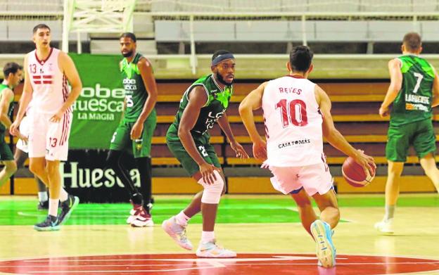El Cebé paga muy caro el nulo acierto en triples ante un Huesca curtido