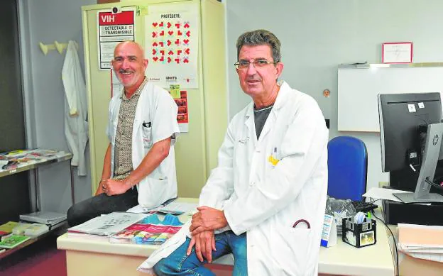 Carlos Galera, Jefe de la Unidad de VIH e ITS de La Arrixaca (principalmente plano), junto a Bartolomé de Haro, de Apoyo Activo, esta semana en el hospital. 