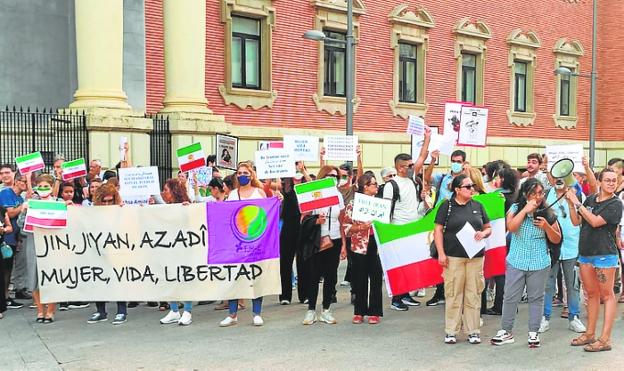 Apoyo a la lucha de las mujeres iraníes en Murcia