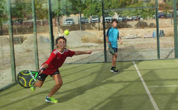 El torneo de pádel infantil reúne a diez parejas en Torreccilla