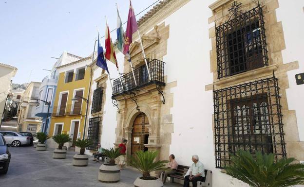 La oposición carga contra el viaje del alcalde de Ricote y sus ediles a Nébian