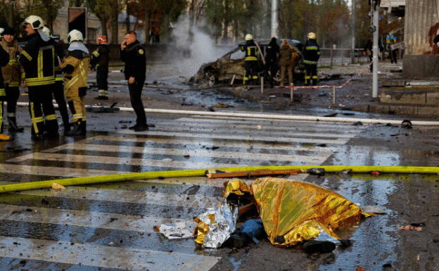 Cars set on fire in the center of kyiv after the explosions.