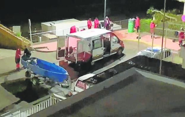 Localizan una patera con una decena de inmigrantes en una playa de Águilas