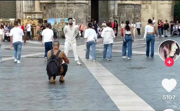 Un chico organiza un baile en la plaza de la Catedral de Murcia para pedirle matrimonio a su novio