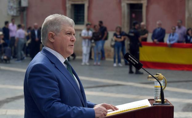 Vélez: «Exijo al presidente de la Asamblea Regional que deje de servir al patrón del cortijo»