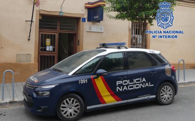 La Policía evita que un hombre se lance al vacío desde la azotea de un sexto piso de Yecla