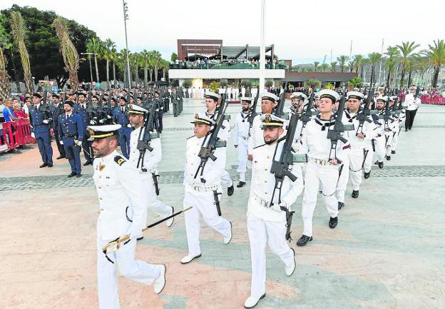 El nuevo almirante preside el arriado por la Fiesta Nacional en Cartagena