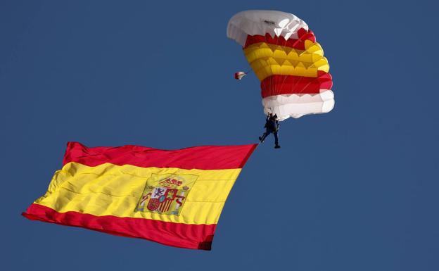 Así ha solventado el paracaidista el incidente con la bandera en el desfile del 12 de Octubre
