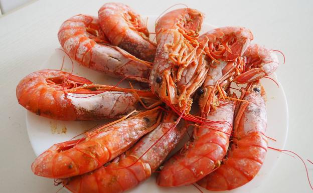 El truco de un prestigioso chef para retirar el intestino de las gambas sin tener que pelarlas