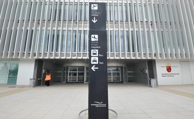 Atienden en el aeropuerto de la Región de Murcia a una pasajera procedente de Reino Unido que sufrió un desmayo