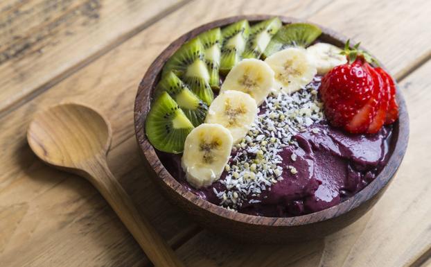 Qué es el açaí y cómo preparar el postre que triunfa entre las 'influencers'