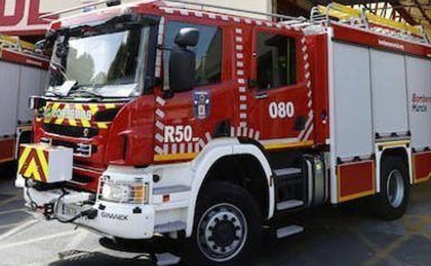 Sofocan un incendio en una nave de colchones reciclados en Campos del Río