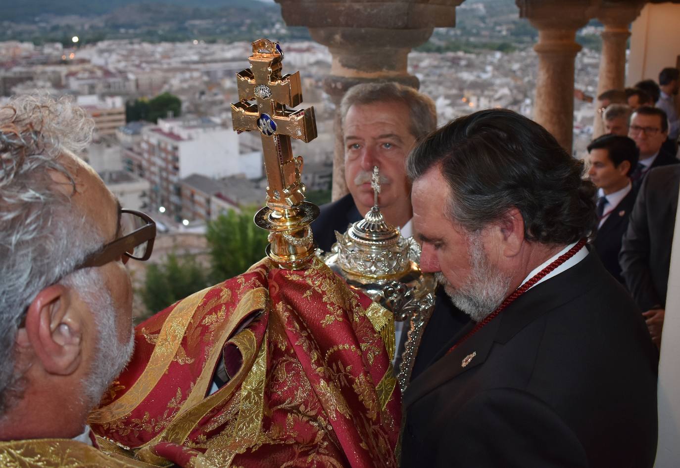 The rector gives the blessing with the True Cross from the highest part of the basilica. 
