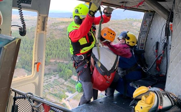 Members of the CEIS rescue brigade transport the hiker by helicopter. 