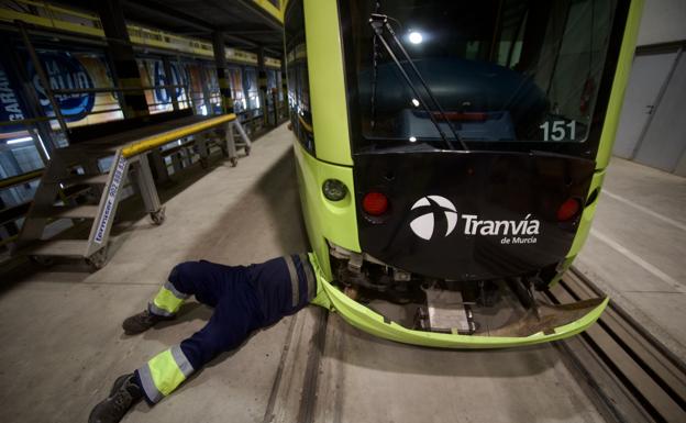 Una noche en la tramoya del tranvía de Murcia