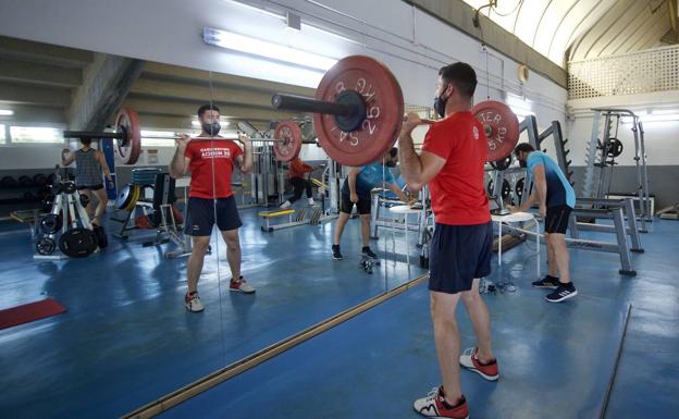 Los cinco errores más comunes a la hora de hacer pesas y cómo corregirlos