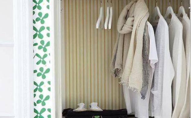 El ingenioso truco para guardar la ropa y que ocupe menos espacio que triunfa en redes sociales