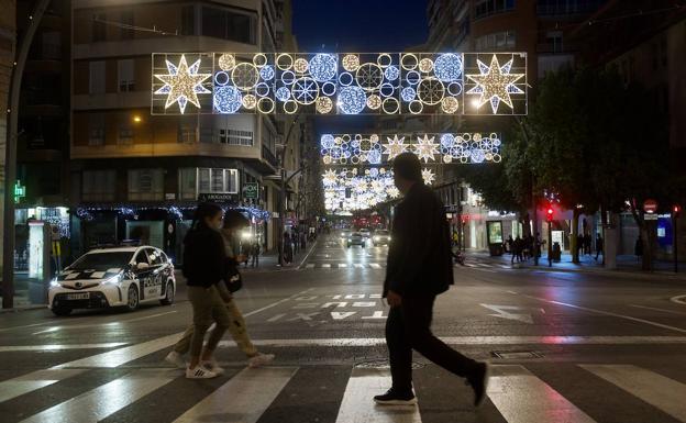 El Ayuntamiento de Murcia propone a comerciantes y vecinos apagar las luces de Navidad una hora antes